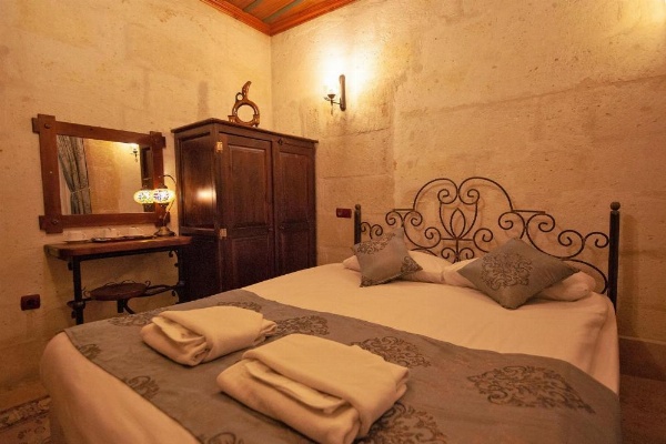 Center Cave House image 29