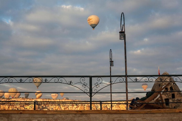 Center Cave House Main image